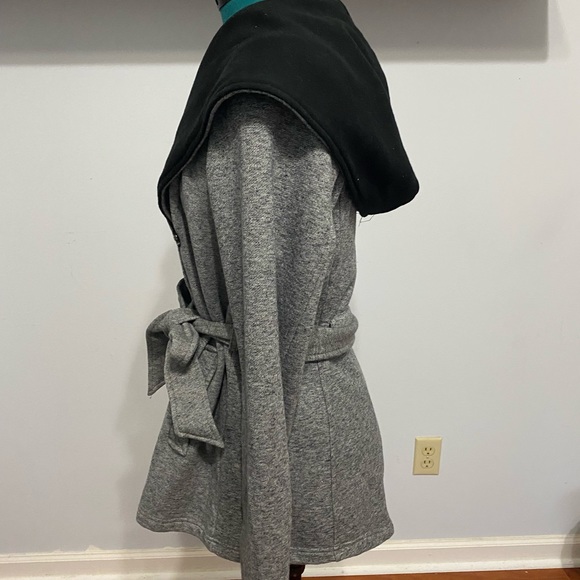 Wrap around winter coat. - Picture 3 of 8